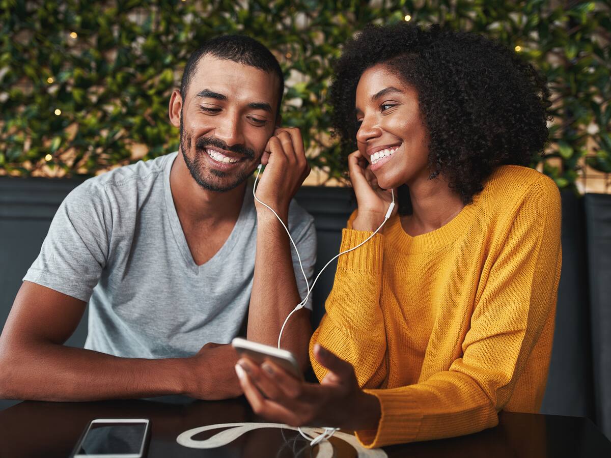 Cómo usar los audífonos de su celular como traductor en simultánea