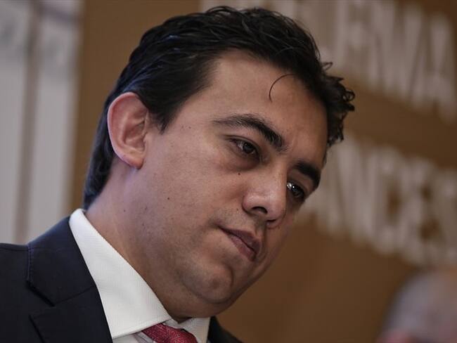 El magistrado Alexander Vega, presidente del CNE, explicó que el Partido Alianza Verde es el primero que se sanciona por la inscripción de candidatos inhabilitados para las elecciones del 2015. Foto: Colprensa