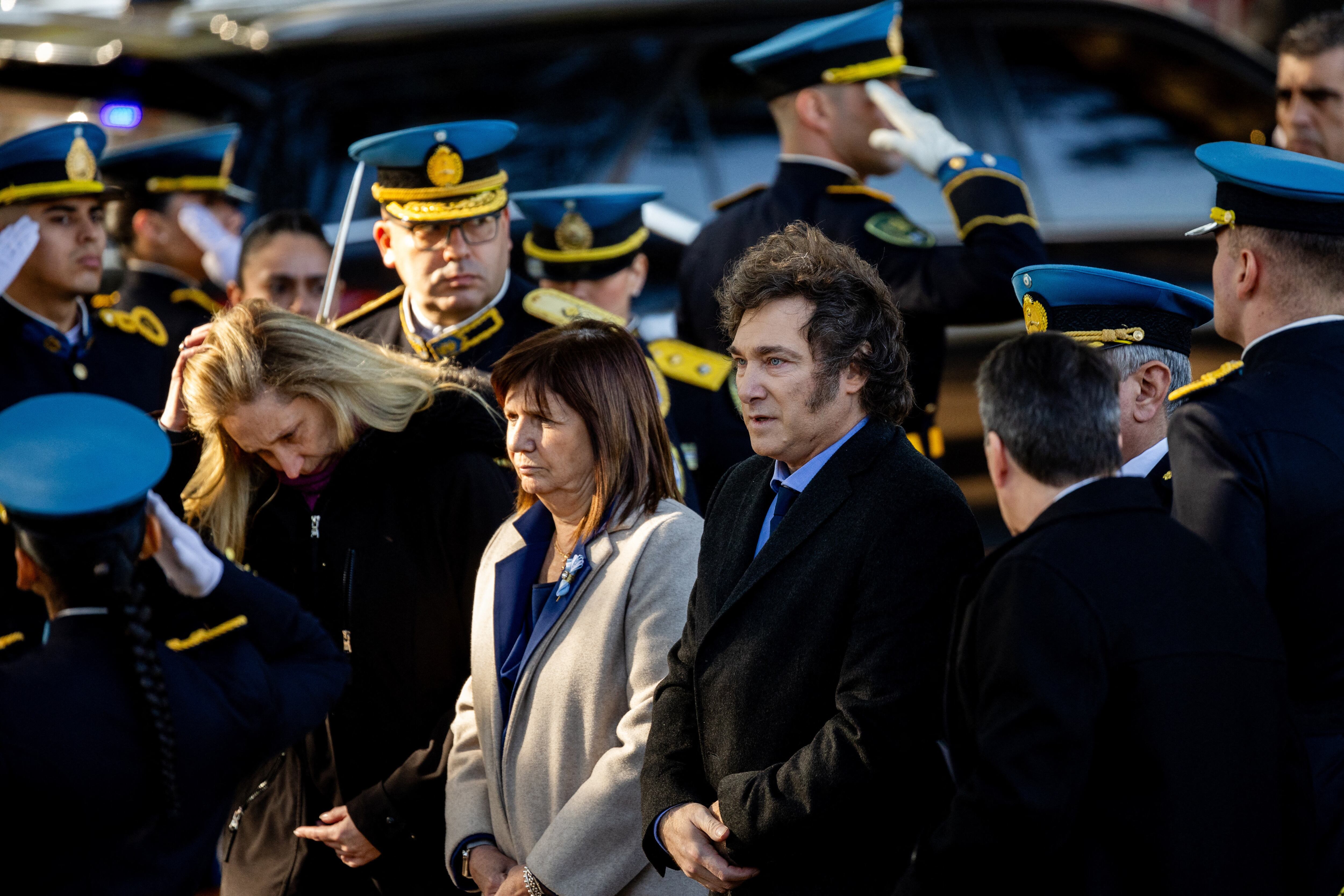 El presidente argentino, Javier Milei, la ministra de Economía, Patricia Bullrich, y la secretaria general de la Presidencia, Karina Milei, llegan al acto de conmemoración de los caídos de la Policía Federal Argentina, en Buenos Aires, el 2 de julio de 2024. (TOMAS CUESTA/AFP vía Getty Images)