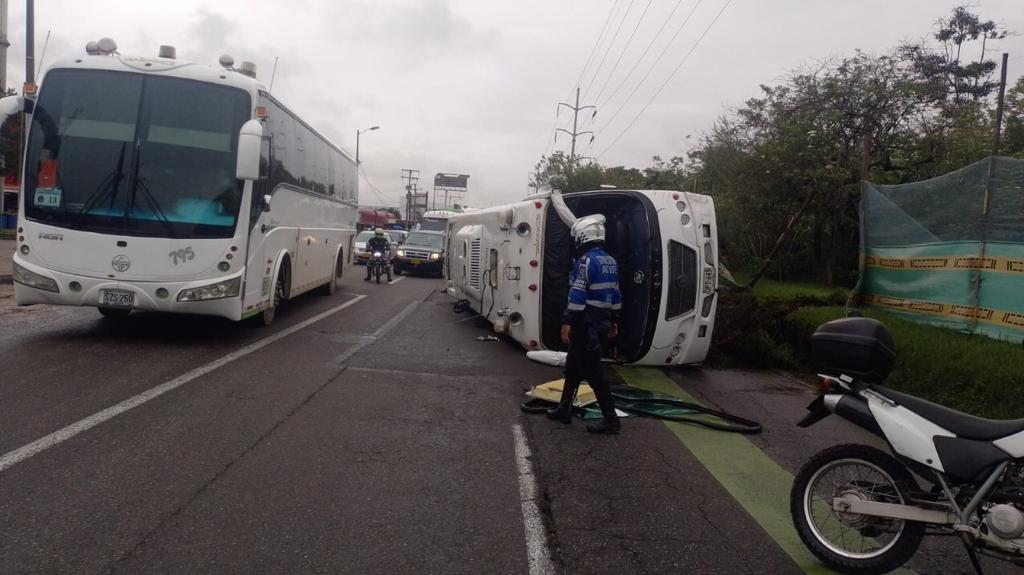 Accidente de tránsito de un bus escolar deja 4 heridos en Bogotá. Foto: Cortesía para W Radio.