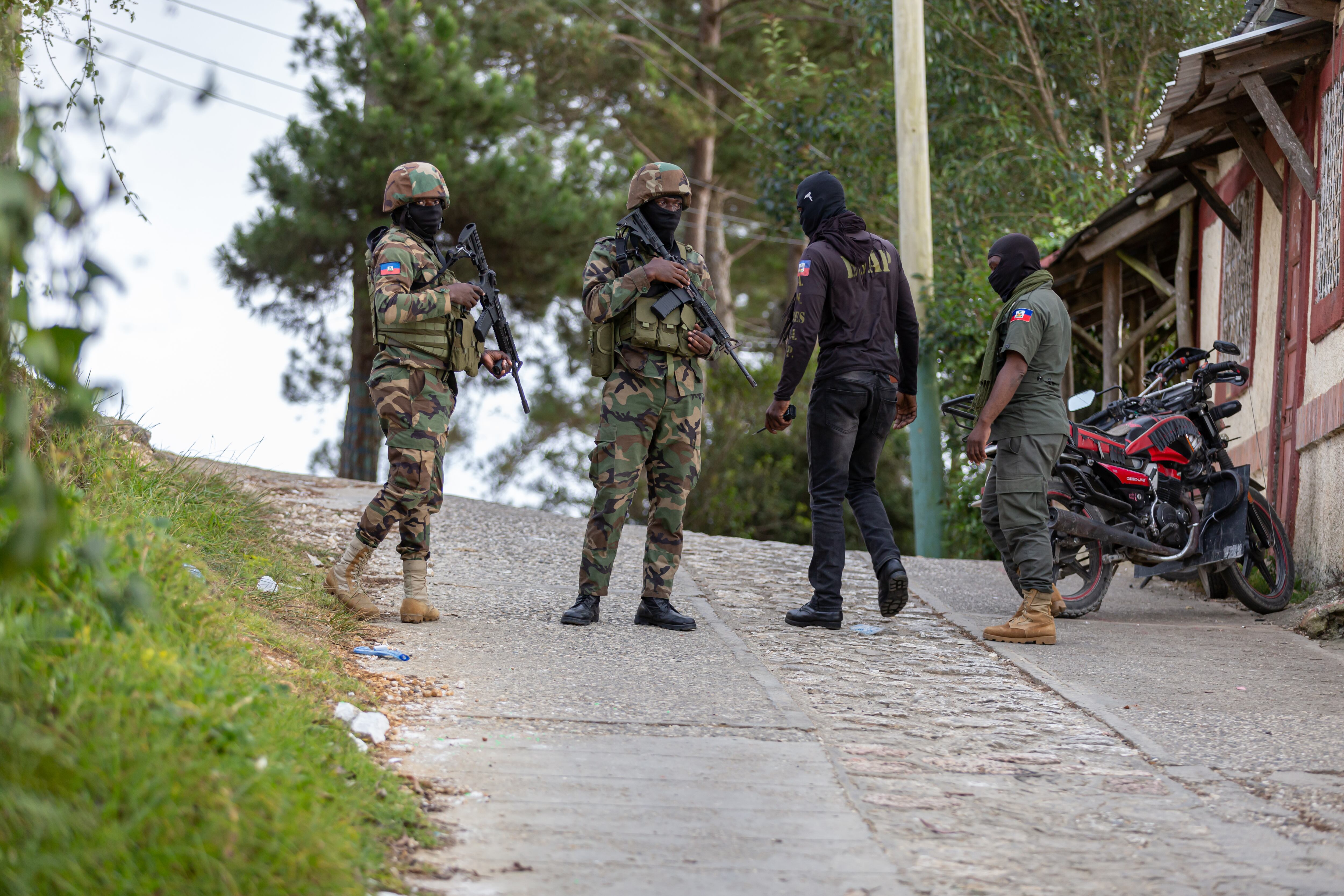 Soldados haitianos durante una operación contra grupos armados. Foto: Guerinault Louis/Anadolu /Getty Images
