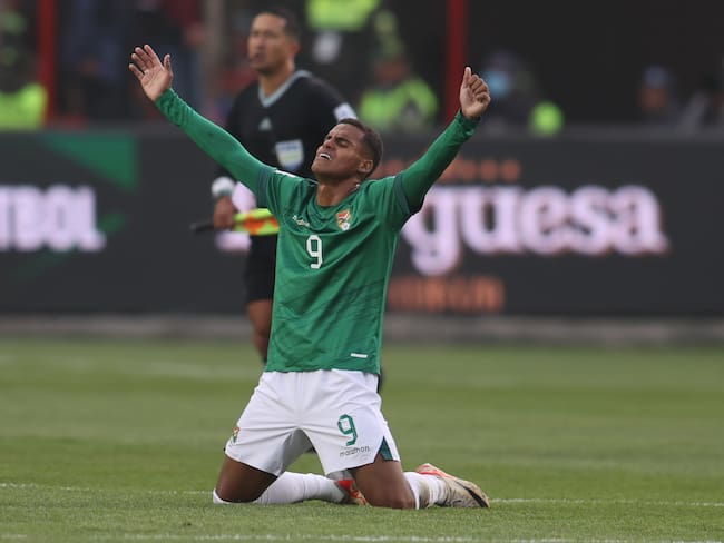 AMDEP6011. EL ALTO (BOLIVIA), 05/09/2024.- Enzo Monteiro de Bolivia celebra al final de un partido de las eliminatorias sudamericanas para el Mundial de 2026 entre Bolivia y Venezuela este jueves, , en el estadio Municipal de El Alto (Bolivia). EFE/ Luis Gandarillas