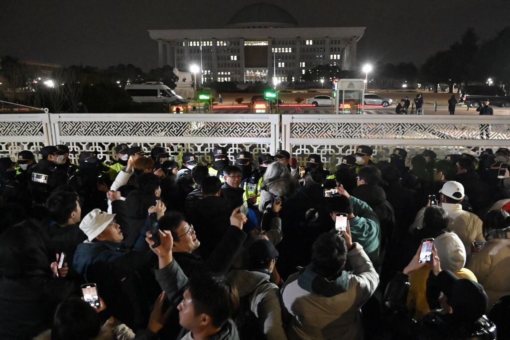 Ciudadanos protestas frente al parlamento de Corea del Sur. I Foto: JUNG YEON-JE/AFP via Getty Images.