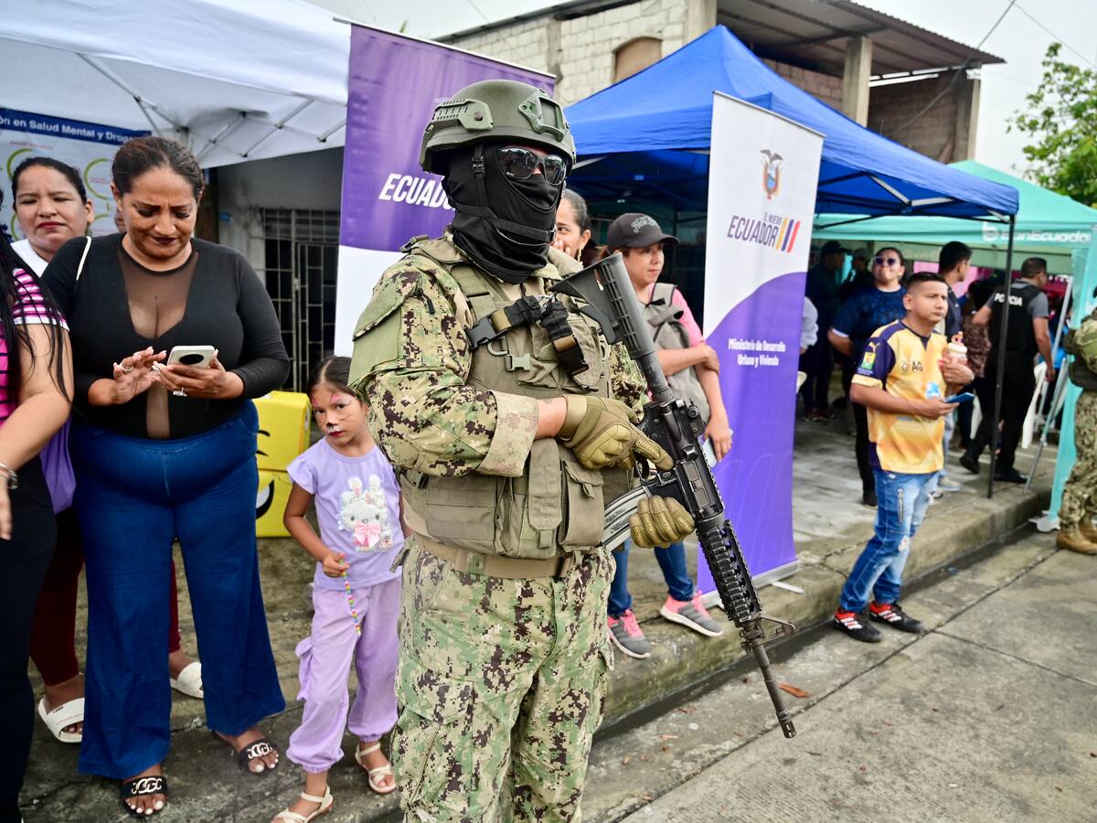 Ecuador desplegó a 1.400 efectivos entre Policía y Fuerzas Armadas en barrio de Guayaquil