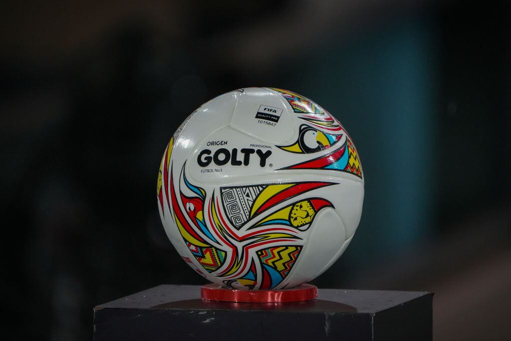 Balón fútbol colombiano. (Photo by Andres Rot/Getty Images)