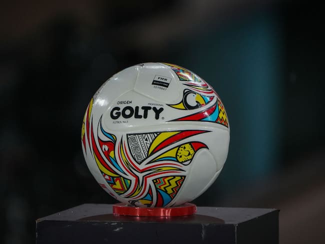 Balón fútbol colombiano. (Photo by Andres Rot/Getty Images)
