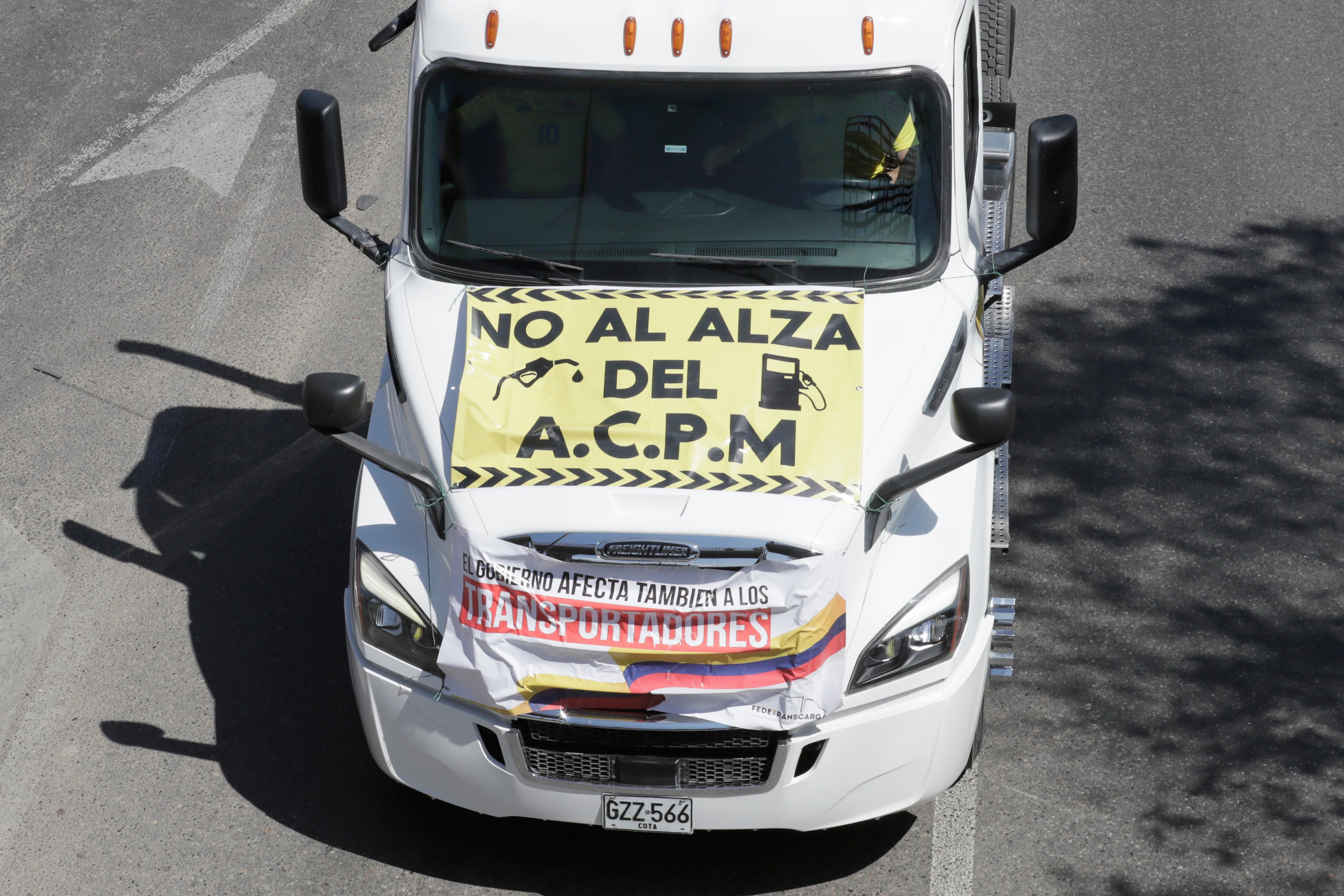 Camioneros participan en una manifestación en Bogotá (Colombia). Foto: EFE/ Carlos Ortega.