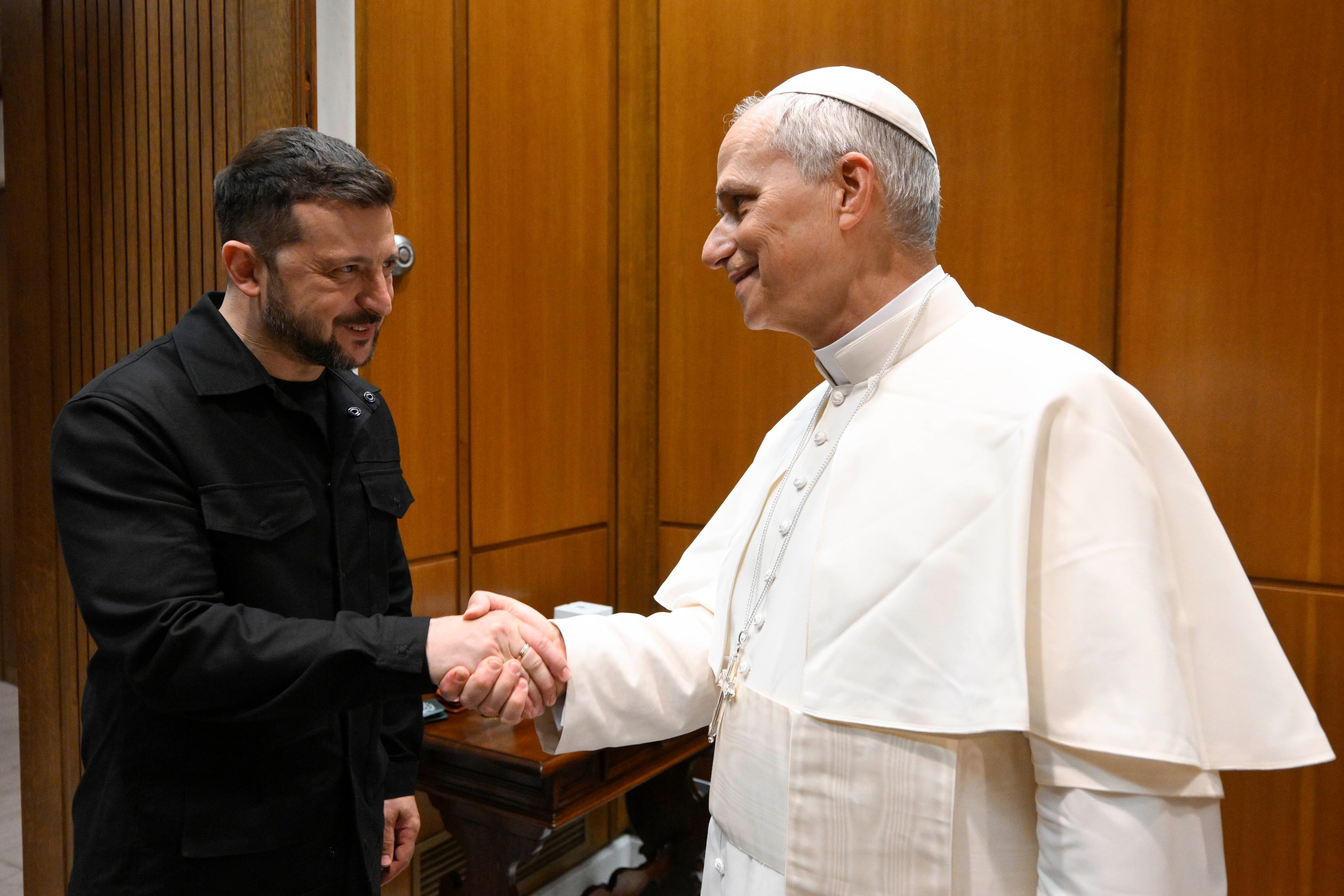 El papa León XIV recibió en una audiencia en el Vaticano al presidente de Ucrania, Volodímir Zelenski, después de que asistiera a la misa de inicio de pontificado. EFE/Vatican Media/Simone Risoluti.