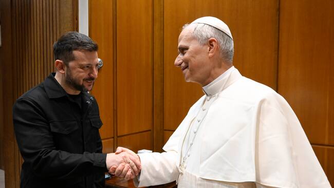 CIUDAD DEL VATICANO (VATICANO), 18/05/2025.- El papa León XIV ha recibido este domingo en una audiencia en el Vaticano al presidente de Ucrania, Volodímir Zelenski, después de que asistiera a la misa de inicio de pontificado. EFE/Vatican Media/Simone Risoluti -SOLO USO EDITORIAL/SOLO DISPONIBLE PARA ILUSTRAR LA NOTICIA QUE ACOMPAÑA (CRÉDITO OBLIGATORIO)-