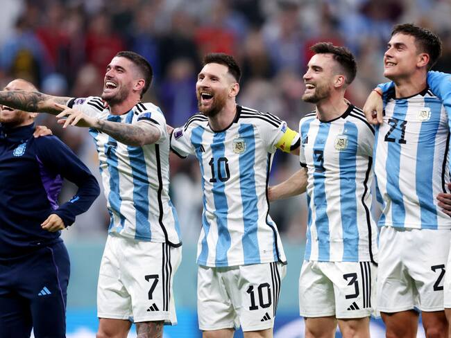 Messi celebra su paso a la final del Mundial de Qatar 2022 con la Selección Argentina junto a sus compañeros. Foto: Clive Brunskill/Getty Images