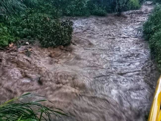 El niño de 12 años intentaba cruzar la quebrada a lomo de mula. Foto: Cortesía.