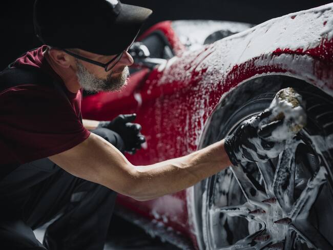 Imagen de referencia de personas lavando el carro en la calle. Foto: Getty Images.