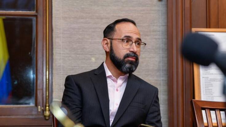 El cuestionamiento al MinMinas, Andrés Camacho, por su doble titulación