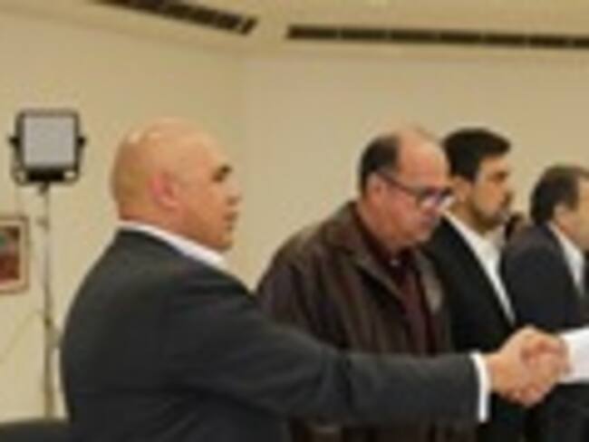 El presidente de Venezuela, Nicolas Maduro, saluda al secretario de la coalición opositora Mesa de la Unidad Democrática, Jesús Torrealba. Foto: Colprensa.