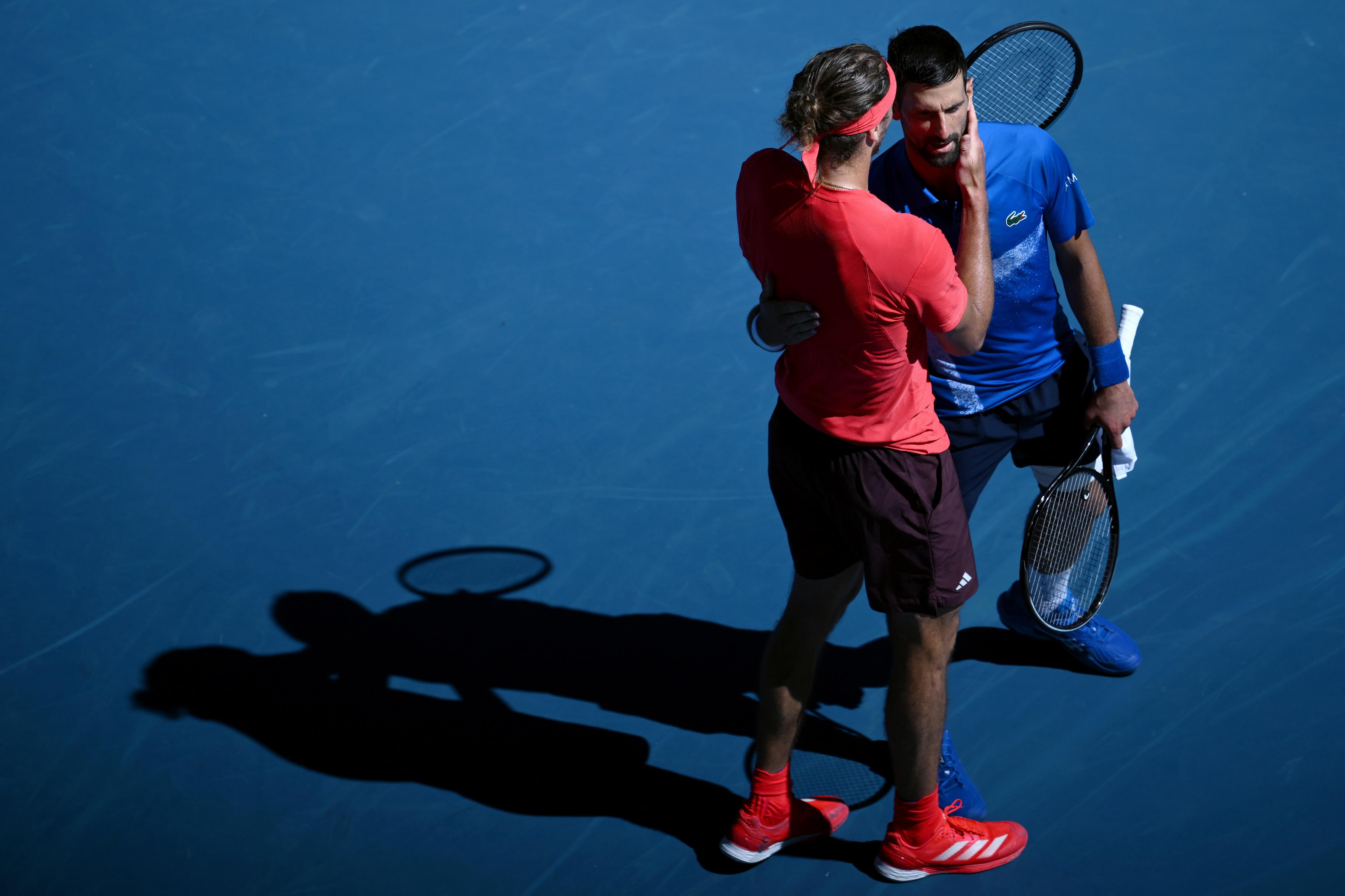 Melbourne (Australia), 24/01/2025.- Novak Djokovic, de Serbia, abraza a Alexander Zverev, de Alemania, después de retirarse de su partido de semifinales del Abierto de Australia.