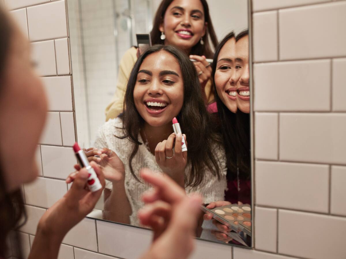 Los cinco consejos de belleza para no olvidar antes de salir de casa, según experto en estilo