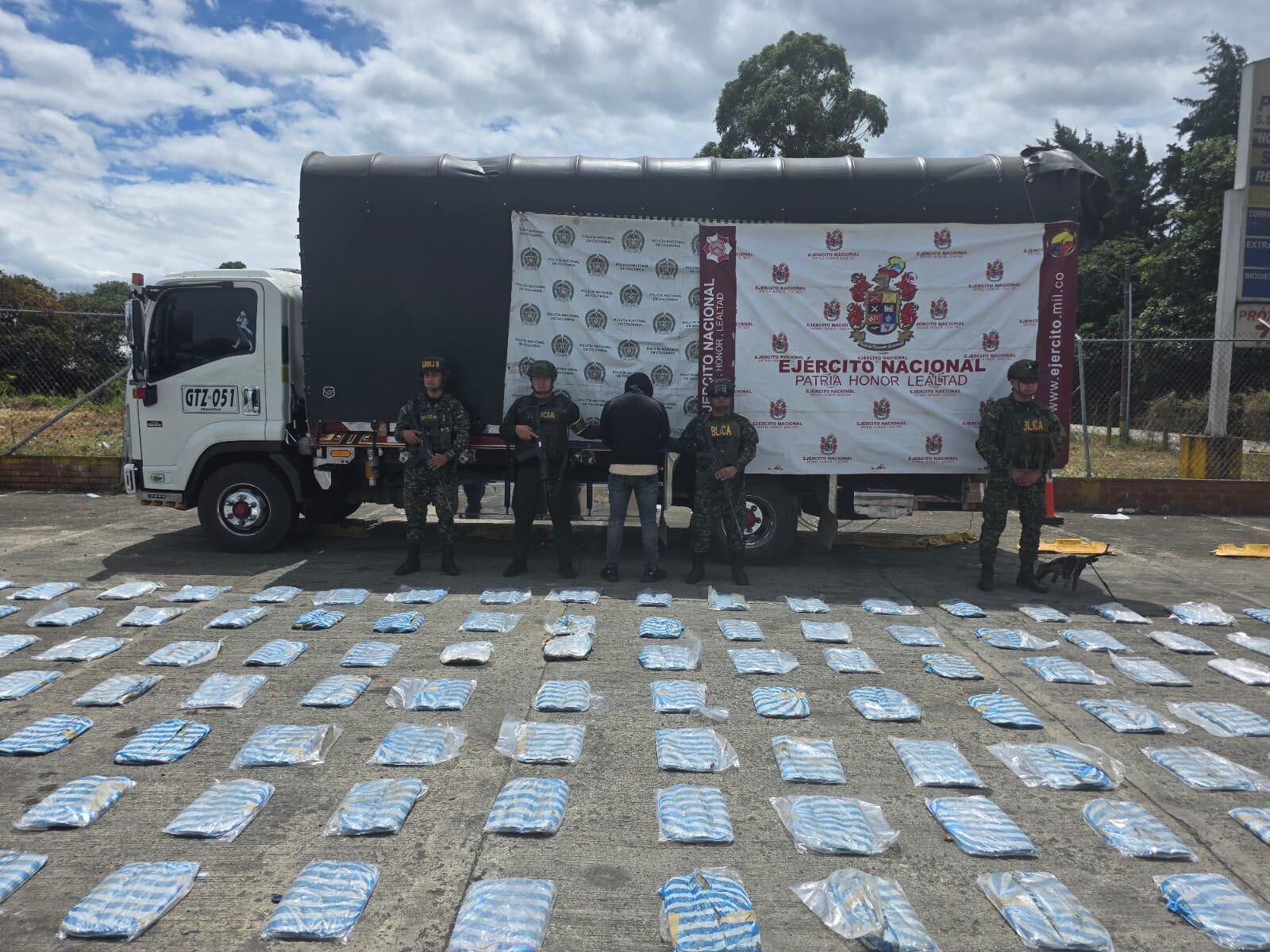 El conductor fue capturado y, junto al vehículo y la marihuana, quedó a disposición de las autoridades judiciales. Crédito: Ejército Nacional.