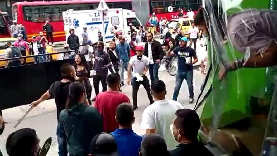 Los comerciantes también protestan en contra de las medidas de confinamiento adoptadas por la Alcaldía en medio de la pandemia. Foto: Captura de pantalla