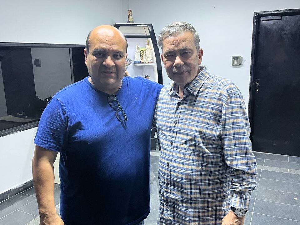 Roland Carreño, periodista y dirigente del partido Voluntad Popular, excarcelado este 18 de octubre tras tres años preso, en compañía de Gerardo Blyde, jefe de la delegación opositora. Foto: Gerardo Blyde.