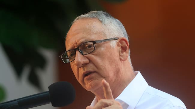 AME5717. CARTAGENA (COLOMBIA), 05/03/2024.- El ministro de Salud y Protección Social de Colombia, Guillermo Alfonso Jaramillo, habla este martes durante la inauguración del Foro Mundial para la Eliminación del Cáncer Cervicouterino, en Cartagena (Colombia). El ministro español de Asuntos Exteriores, José Manuel Albares, anunció este martes que su país contribuirá con 10 millones de euros en los próximos tres años a la lucha contra el cáncer de cuello uterino en el mundo. Albares hizo el anuncio al intervenir en Cartagena de Indias en la apertura del primer Foro Mundial para la Eliminación del Cáncer de Cuello Uterino, donde dijo que esa contribución se hará por medio de la Agencia Española de Cooperación Internacional para el Desarrollo (Aecid). EFE/ Ricardo Maldonado Rozo