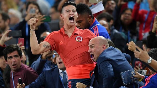 James Rodríguez celebrando el gol de Yerry Mina en partido entre Colombia e Inglaterra del Mundial de Rusia 2018. Foto: Matthias Hangst/Getty Images