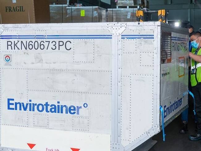 Llegó a Colombia nuevo lote de vacunas contra el COVID-19 de AstraZeneca. Foto: Colprensa