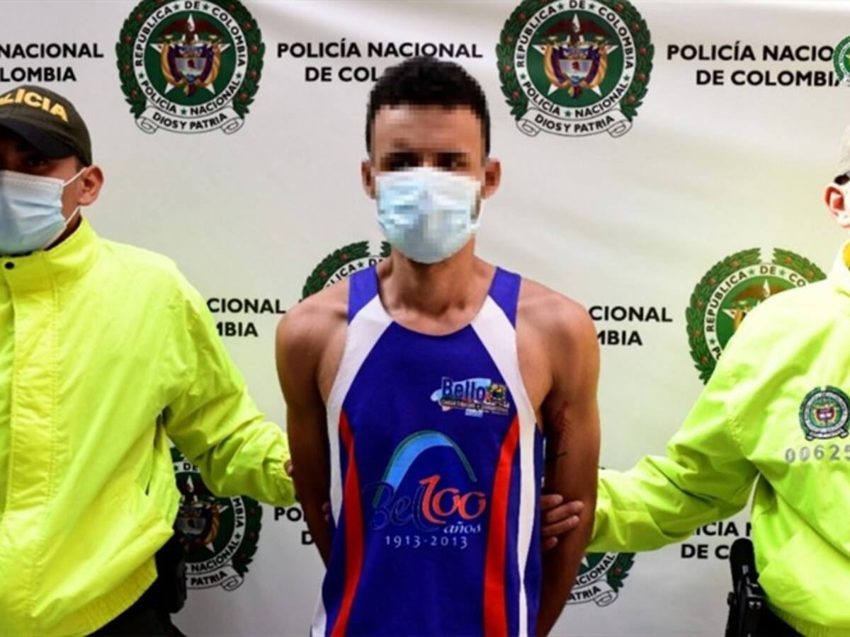 Envían a prisión al hombre que golpeó a una patrullera por la espalda en Medellín