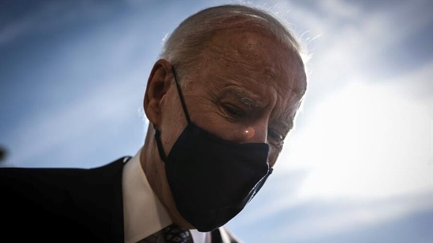 El percance se presentó cuando el mandatario se dirigía a Atlanta para dar a conocer el estímulo económico que fue aprobado por el Congreso. . Foto: EFE/EPA/OLIVER CONTRERAS / POOL