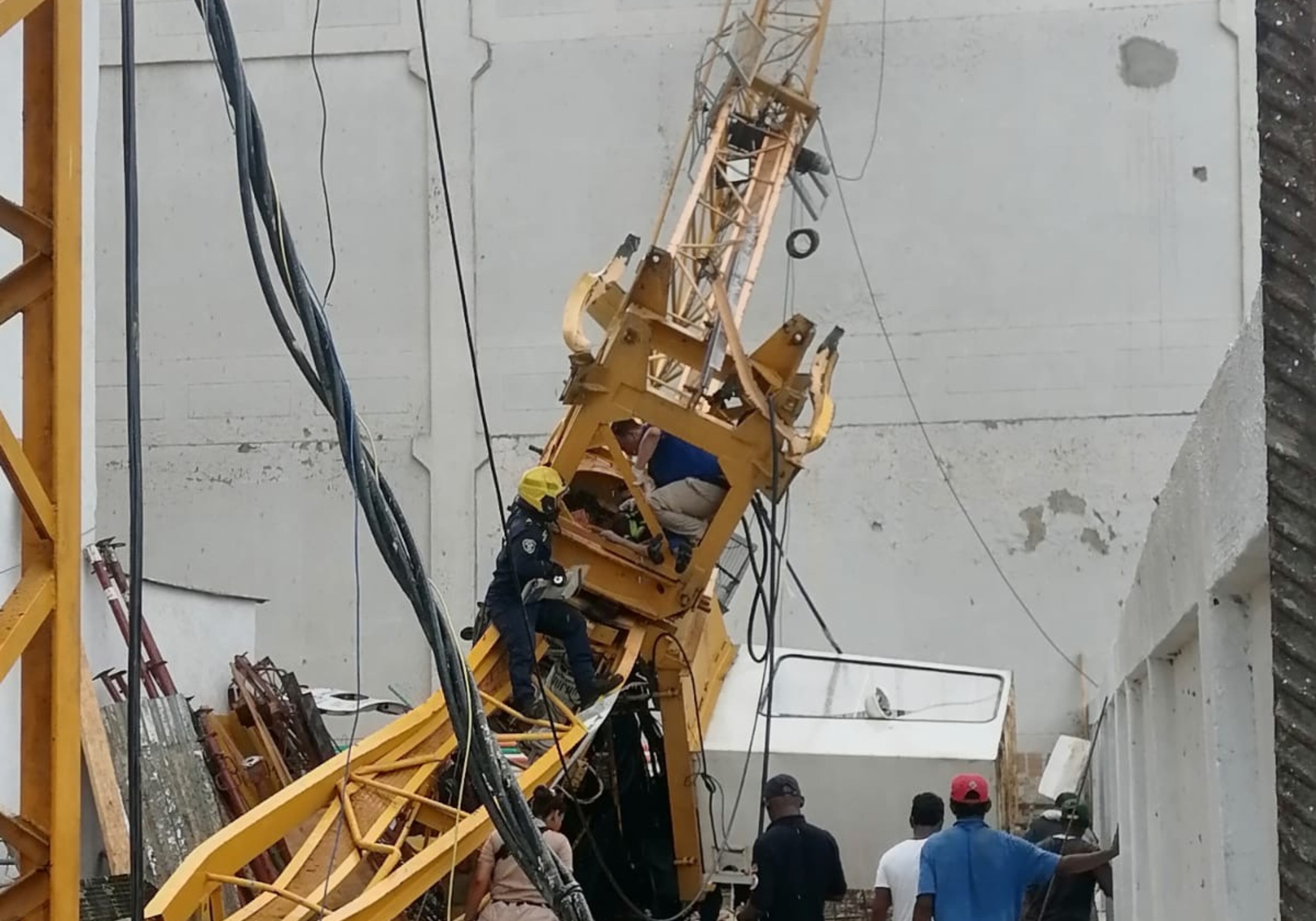 Colapso de una grúa en una obra en Cartagena. Foto: cortesía.