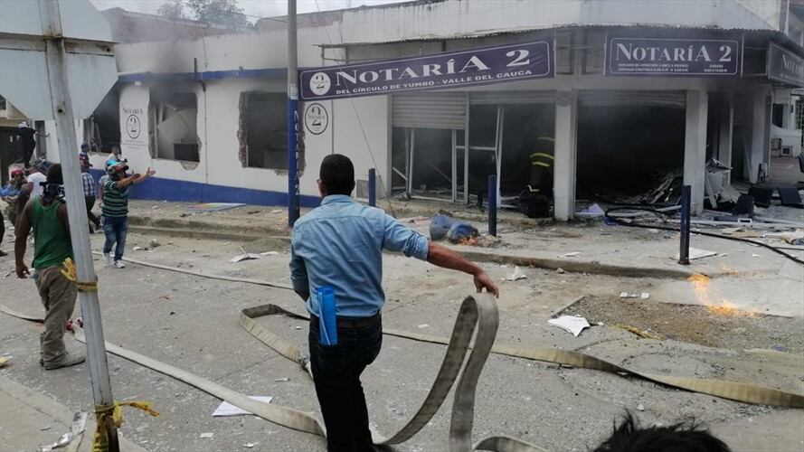 La fuerte detonación dejó seis personas heridas y causa graves daños en la estructura de la notaría . Foto: Erika Rebolledo