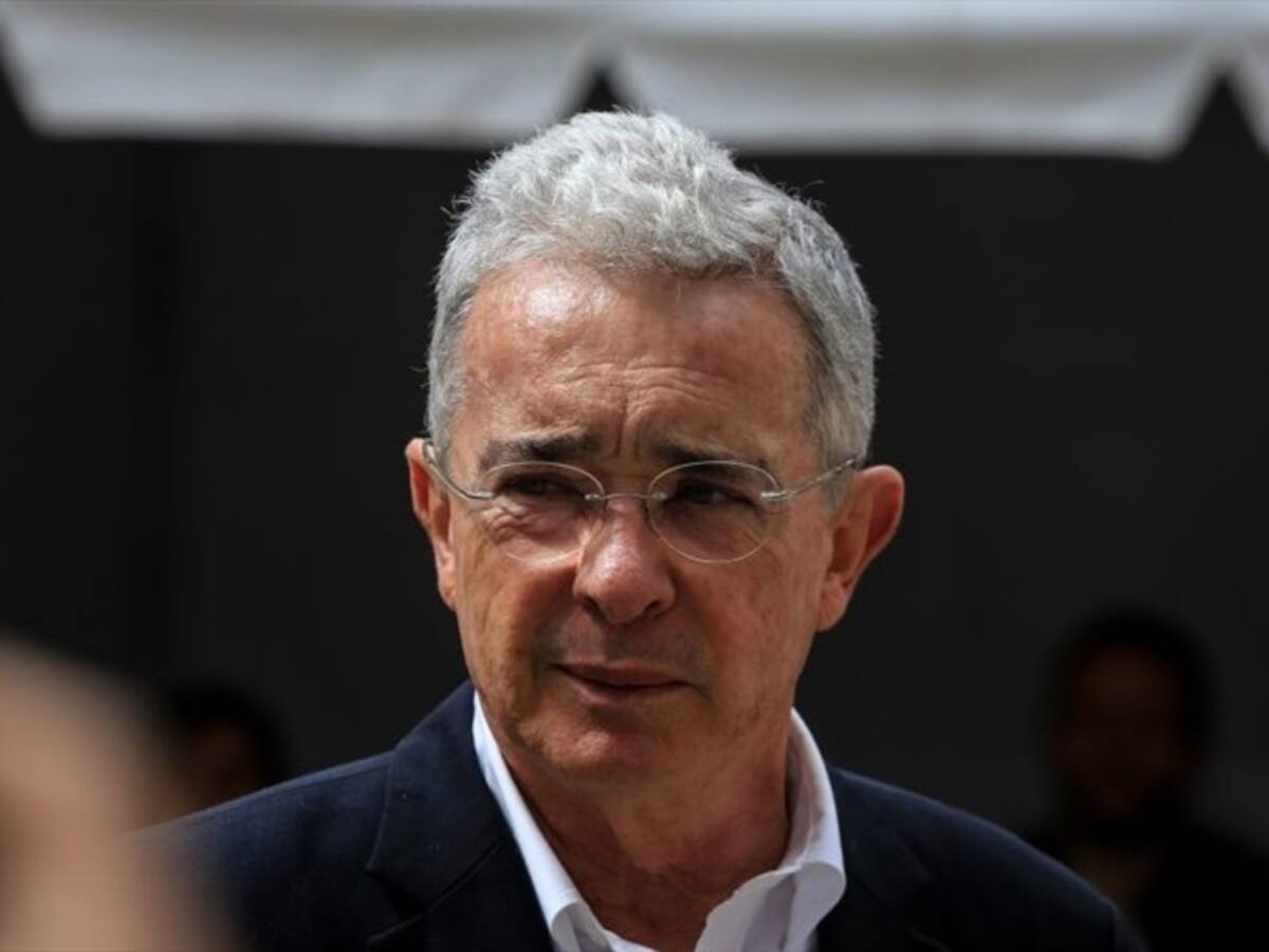 Uribe presenta propuestas para su referendo