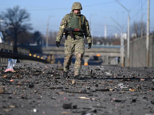 Soldado ucraniano tras enfrentamientos con Rusia en Kiev
