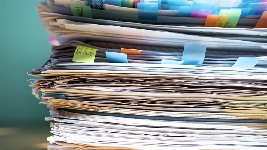Imagen de referencia de papeleo en la oficina. Foto: Getty Images /  Jose A. Bernat Bacete
