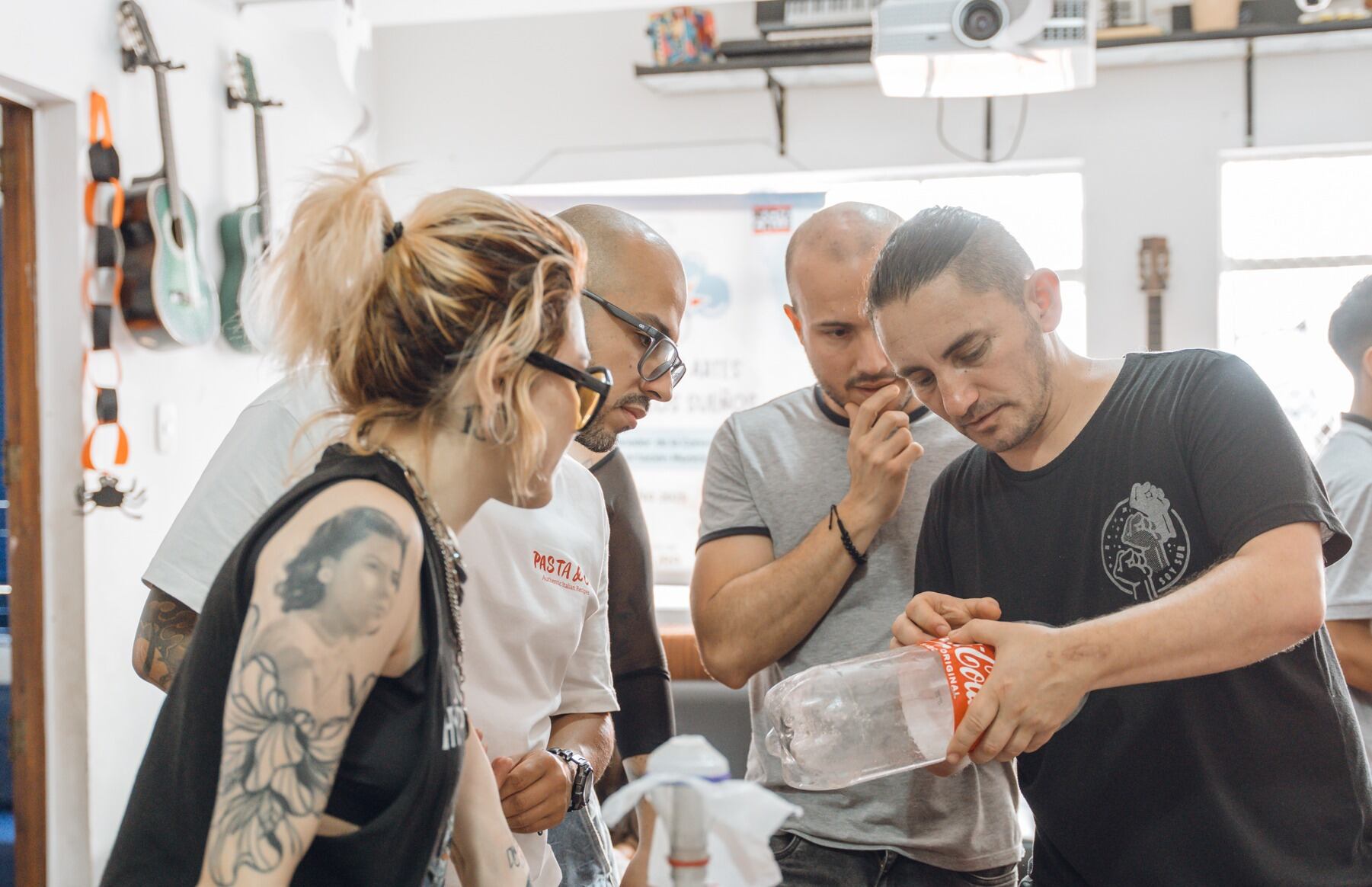 Resonando y Reciclando: la iniciativa que convierte botellas recicladas en música