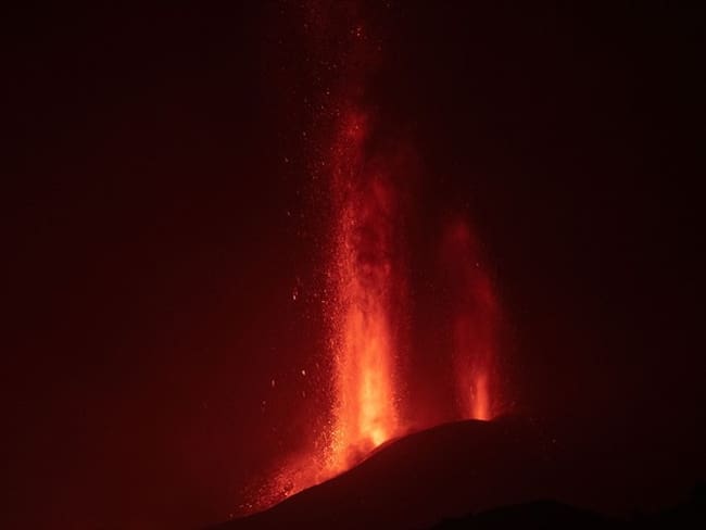 Lava del volcán de La Palma entra en contacto con el mar. Foto: AFP / Lava del volcán de La Palma entra en contacto con el mar