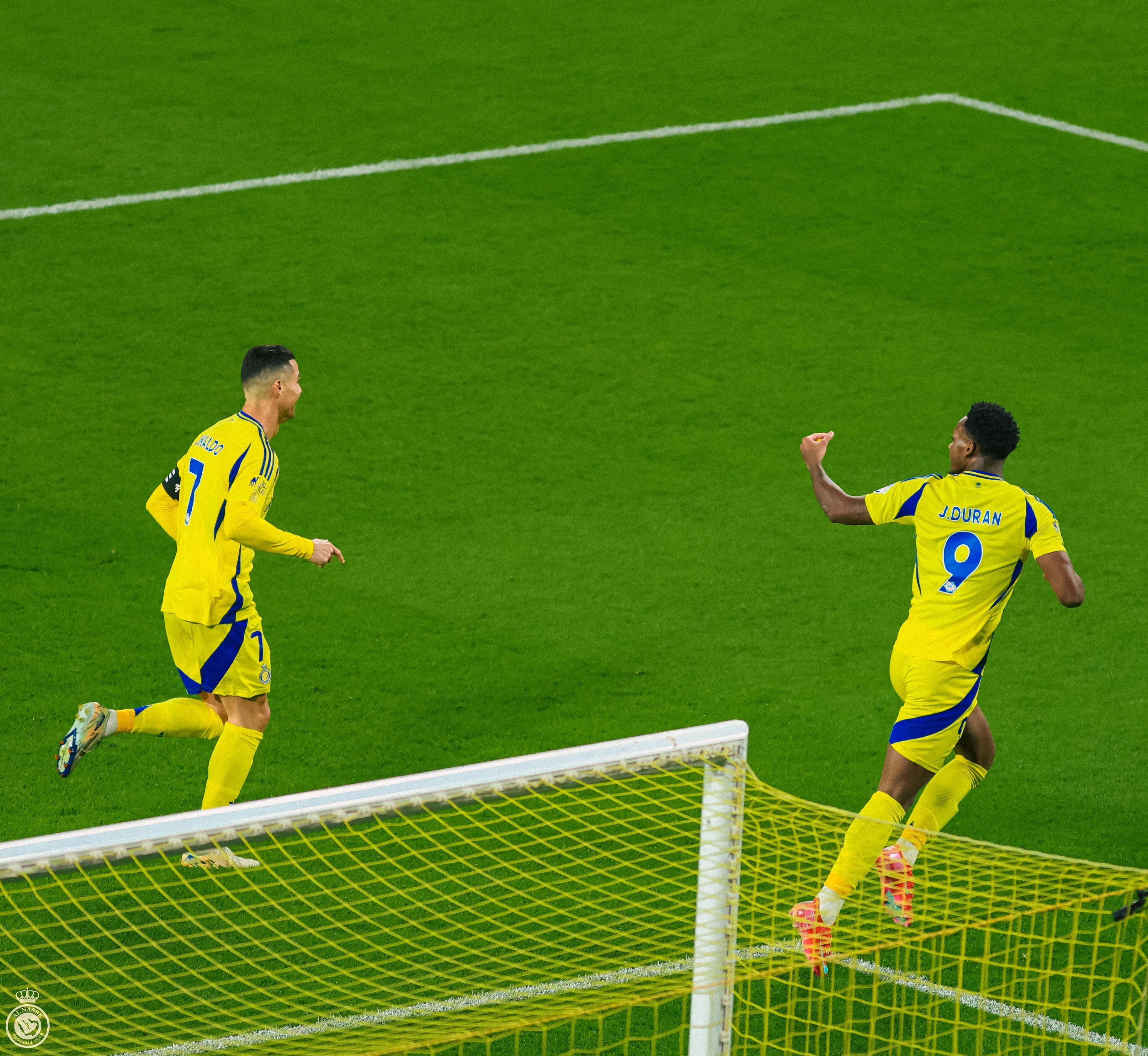 Cristiano Ronaldo y Jhon Durán en la celebración del segundo gol del colombiano. FOTO: Cuenta de 'x' Al- Nasrr