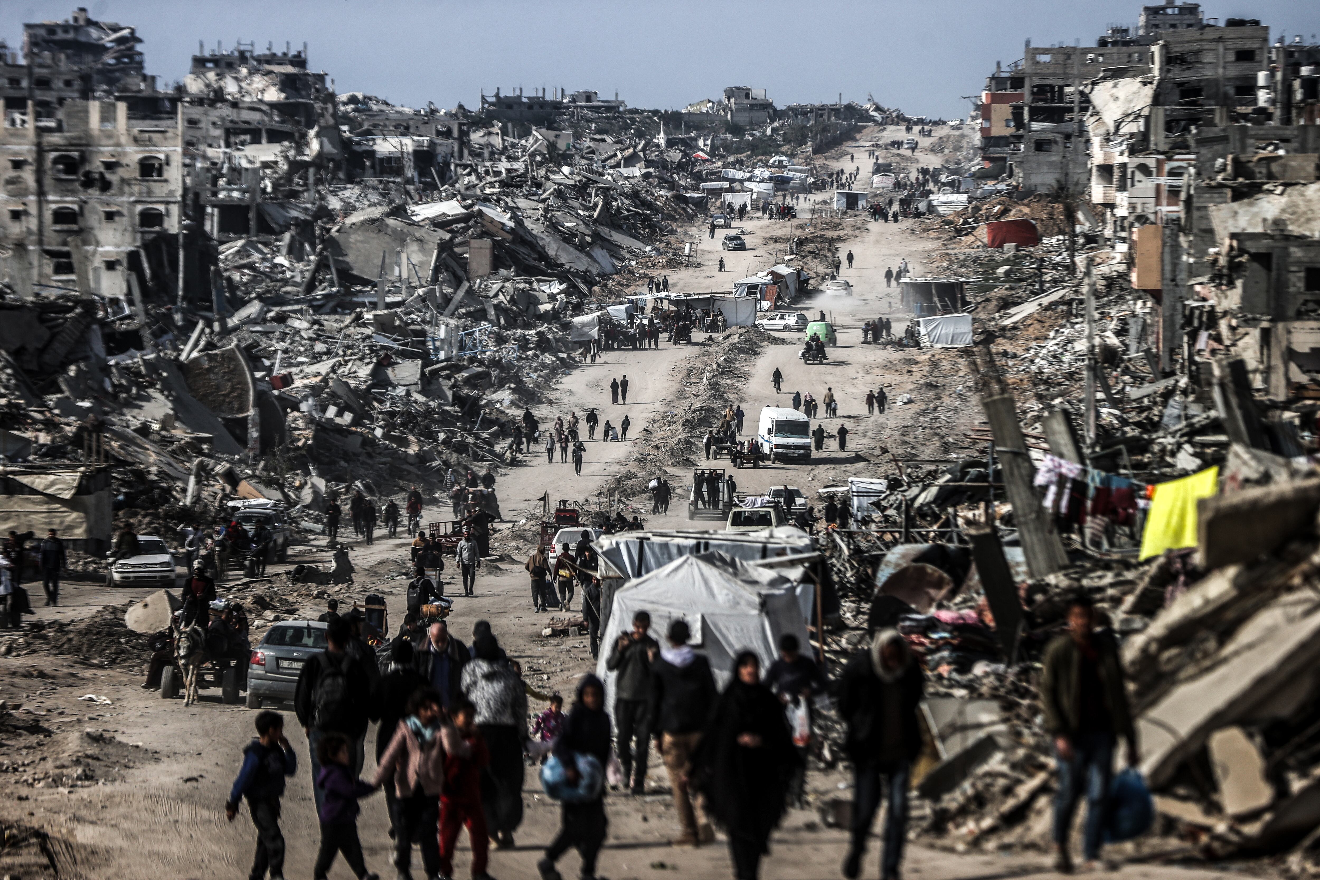 Palestinos regresan a sus casas después del alto el fuego entre Israel y Hamas. FOTO: Ali Jadallah/Anadolu via Getty Images
