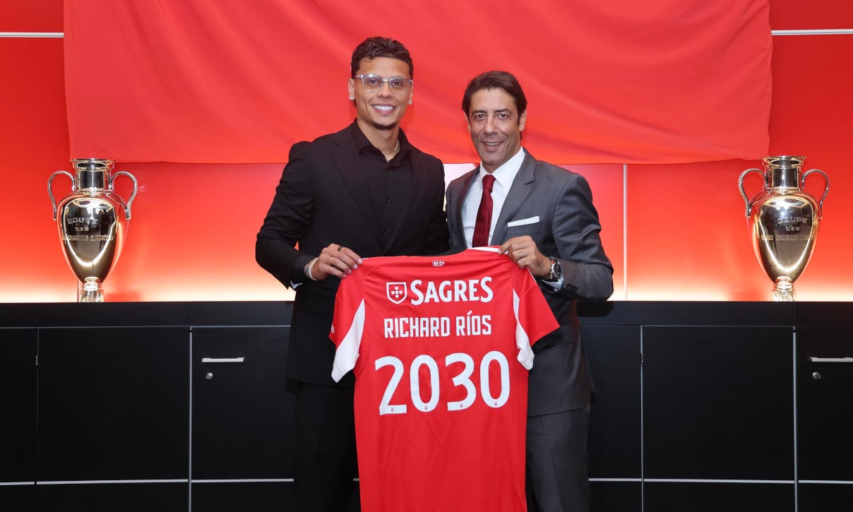 Richard Ríos posa con la camiseta del Benfica en su presentación con el club portugués. FOTO: SL Benfica