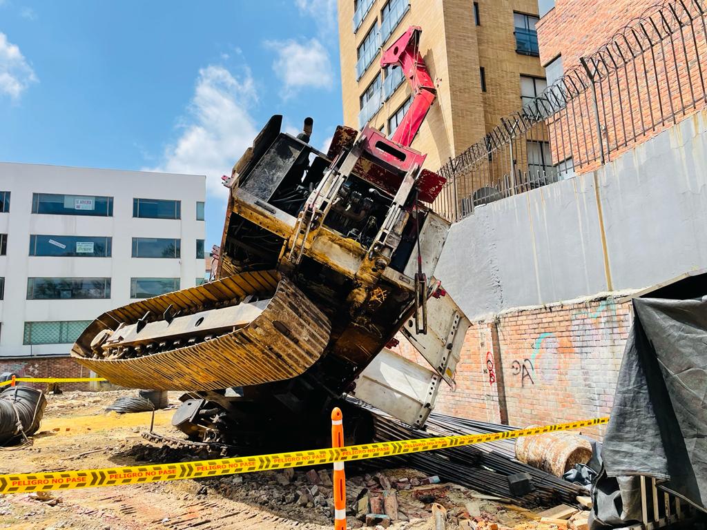 Grúa se volcó y se fue contra un edificio en Bogotá. Foto: Cortesía bomberos de Bogotá.