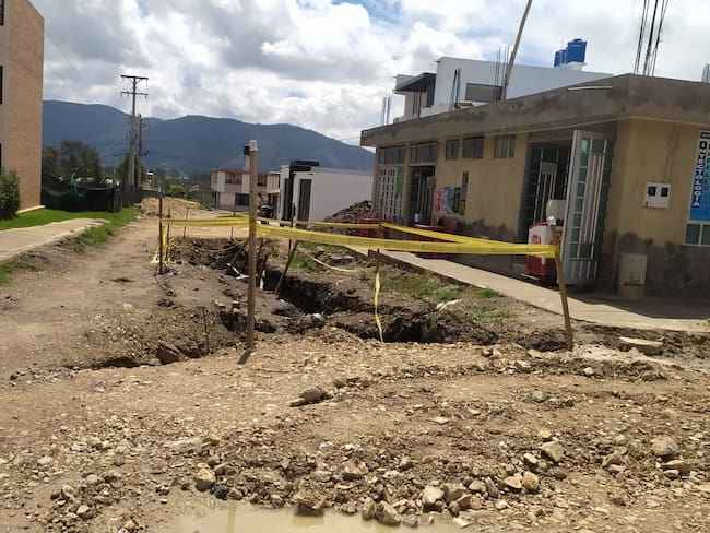 Hace casi un año comenzaron los trabajos de canalización de aguas lluvias en el barrio El Progreso del municipio de Tibasosa (Boyacá), los cuales a la fecha no han culminado / Foto: Suministrada.
