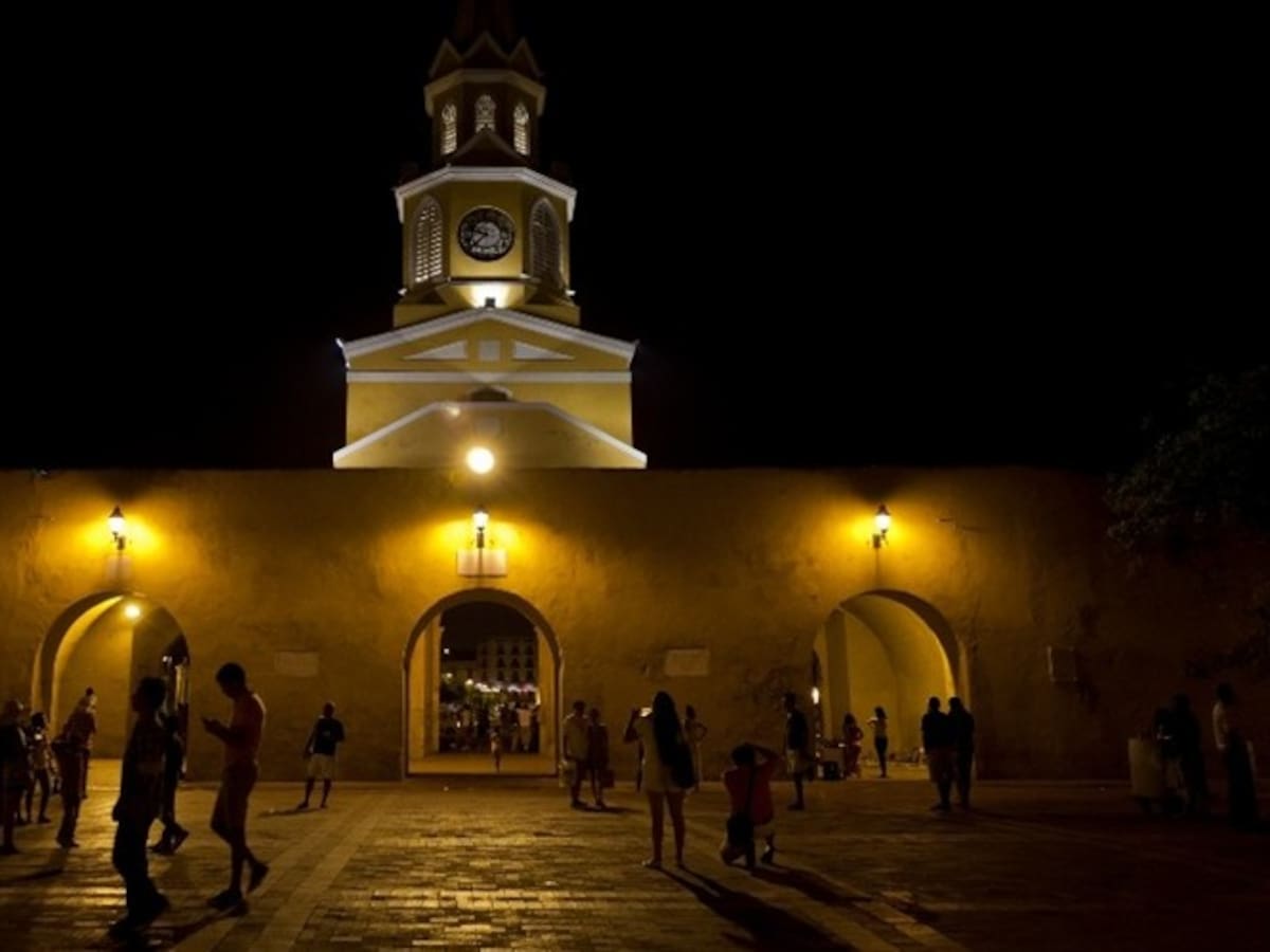 Al estilo Epa Colombia, influencer lanzó billetes en el centro de Cartagena