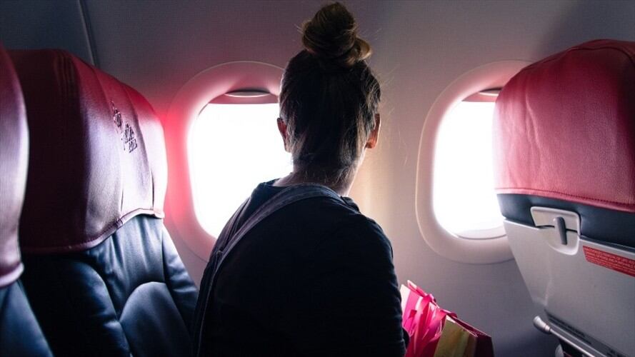 Foto ilustrativa de una mujer en un avión. Foto: Getty Images/Francisco Rama