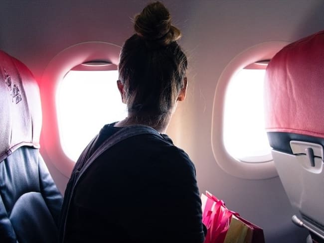 Foto ilustrativa de una mujer en un avión. Foto: Getty Images/Francisco Rama