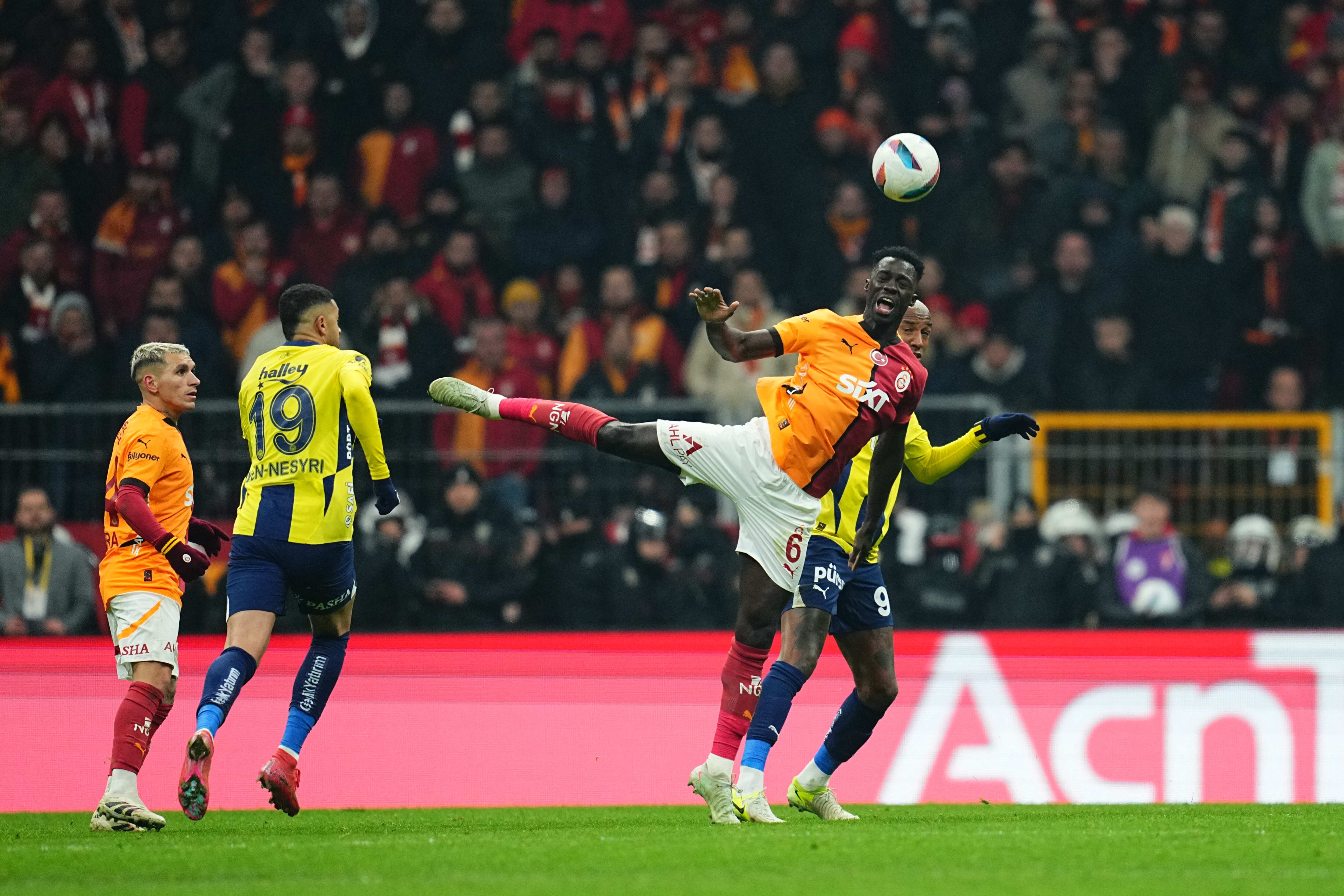 Davinson Sánchez durante el clásico turco ante Galatasaray vs. Fenerbahce. FOTO: Ulrik Pedersen/NurPhoto /Getty Images