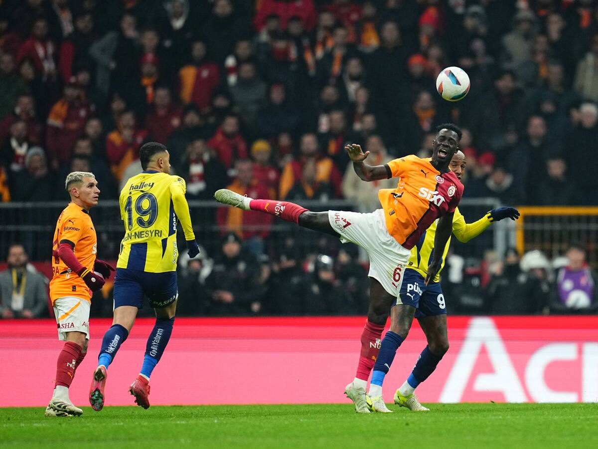 Galatasaray de Sánchez y Cuesta empató 0-0 en el clásico contra Fenerbahce y sigue puntero en liga