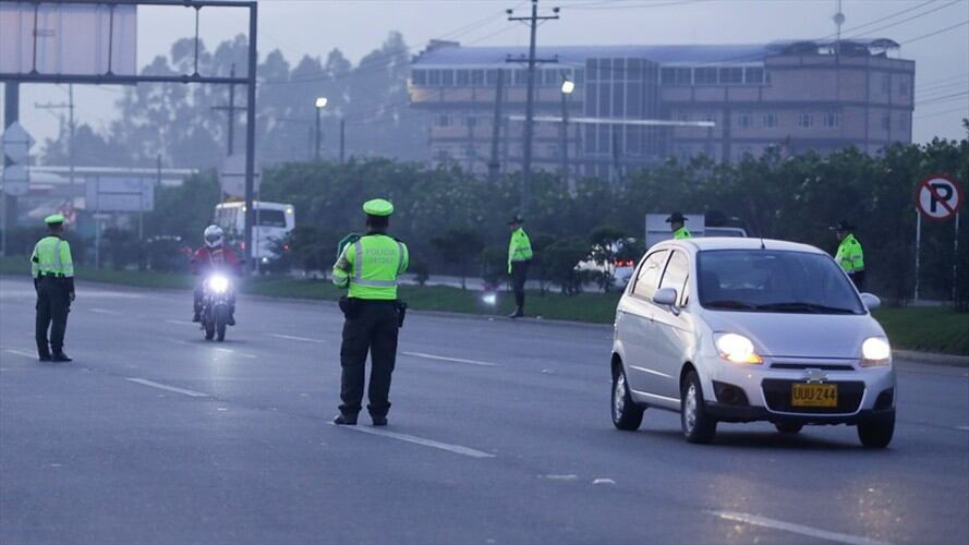 De acuerdo con la Policía, tan solo en Bogotá se movilizaron 860.922 automóviles entre ingresados y salidos, lo que representa una disminución de -18%. Foto: Colprensa / JUAN PÁEZ