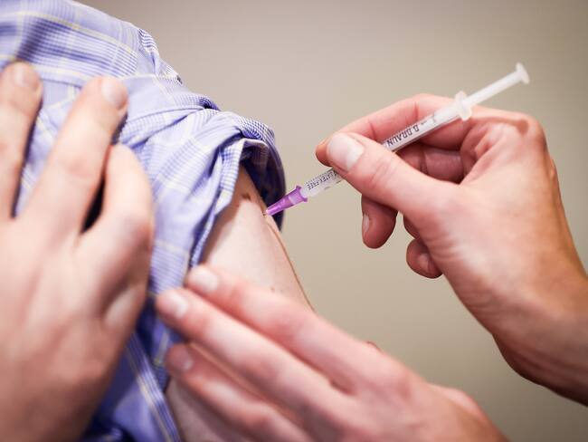 19 November 2021, Hamburg: A man gets his booster vaccination at the Corona Vaccination Center at the Asklepios Klinikum Harburg. In view of the rapidly increasing Corona numbers, Hamburg also relies on booster vaccinations, the demand for the booster vaccinations is increasing. At a press conference held at the Asklepios Clinic Harburg on Friday, Social Senator Leonhard provided information on the progress of the vaccination campaign in Hamburg and the plans to expand vaccination capacities. Photo: Christian Charisius/dpa (Photo by Christian Charisius/picture alliance via Getty Images)
