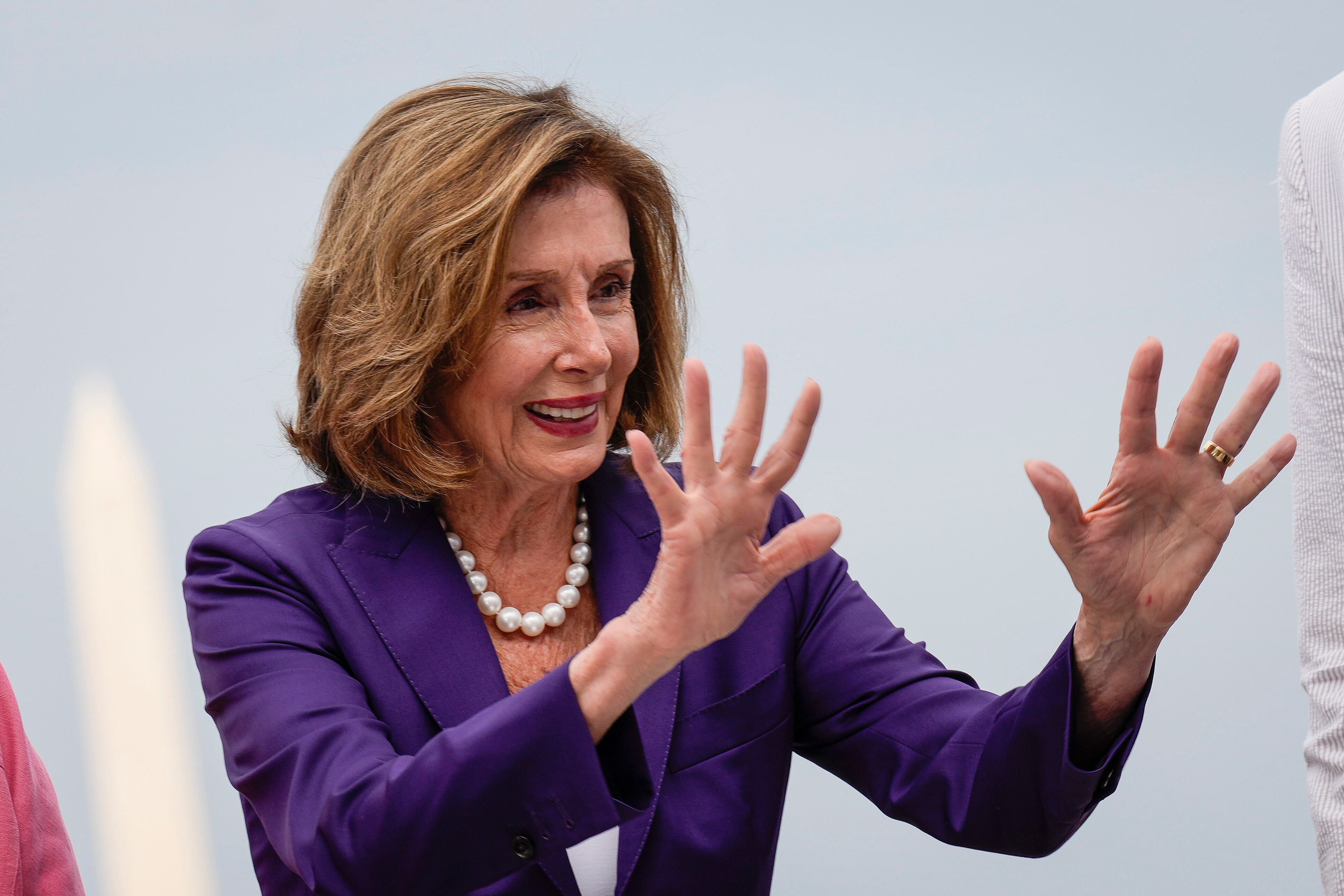 La presidenta de la Cámara de Representantes, Nancy Pelosi, reacciona después de firmar la Ley CHIPS For America durante una ceremonia de inscripción de proyectos de ley fuera del Capitolio de los EE. UU. el 29 de julio de 2022 en Washington, DC.(Photo by Drew Angerer/Getty Images)