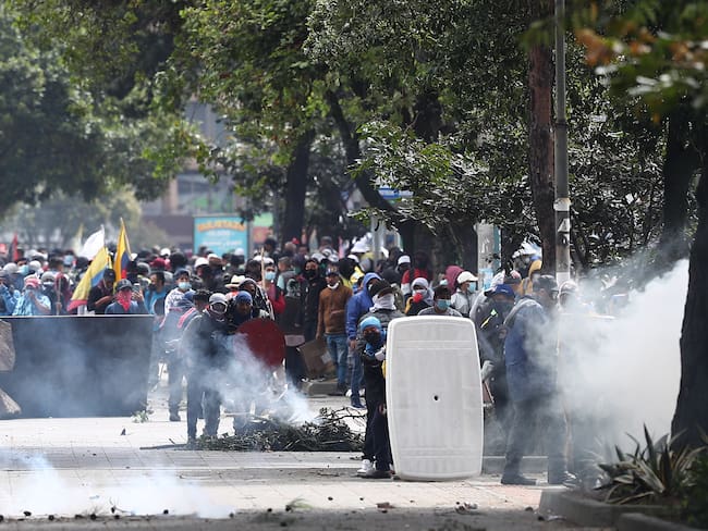 Manifestantes se enfrentan a agentes de policía hoy, en las calles de Quito (Ecuador). El centro de Quito fue escenario este martes de nuevos disturbios por enfrentamientos entre manifestantes y policías durante el noveno día consecutivos de las protestas en Ecuador contra el Gobierno del presidente Guillermo Lasso por la carestía de la vida. Estos altercados ocurrieron cuando grupos de manifestantes trataron de llegar al parque El Arbolito, epicentro hace cerca de tres años de la ola de protestas que paralizó al país durante alrededor de diez días en octubre de 2019 y que dejó un saldo de una decena de fallecidos y unos 1.500 heridos a nivel nacional. EFE/ José Jácome