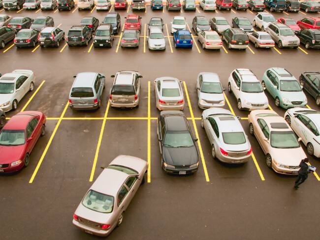 Imagen de referencia de parqueaderos públicos y privados. Foto: Getty Images.